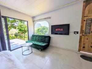 TV a/nebo společenská místnost v ubytování Glass Canvas