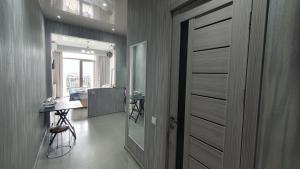 Un pasillo con una puerta y un escritorio en una habitación. en GeoFamilyNest, en Tiflis 3 fotos más