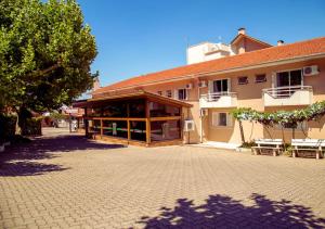 弗洛里斯-达库尼亚Dona Adelia Hotel e Restaurante的庭院中间有凉亭的建筑