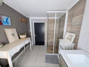 a bathroom with a shower and a sink and a tub at Maison cozy proche des plages - Animaux acceptés ! in La Bernerie-en-Retz +18 photos