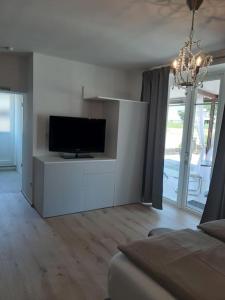 TV a/nebo společenská místnost v ubytování Ferienappartement 3 beim Strandbad