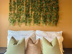Ένα ή περισσότερα κρεβάτια σε δωμάτιο στο PERFECT for Couples - FREE Parking & Near attractions