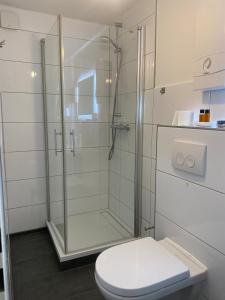 Ένα μπάνιο στο FÜR 3 - Boxspringbetten, Smart TV, Parkplatz, Stadion Nähe