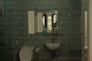 Phòng tắm tại Nhà Bơ Homestay Đà Nẵng