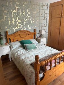 Postel nebo postele na pokoji v ubytování Teach Elle Cottage F94V2W2