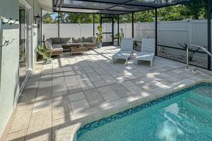 フォートマイヤーズにあるLounging Palms Estateのパティオ(プール、椅子、ソファ付)