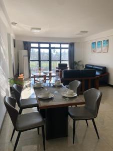 Un lugar para sentarse en wailoaloa CC 泳池公寓