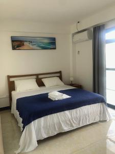 Una cama o camas en una habitación de wailoaloa CC 泳池公寓