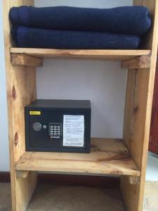 Un four micro-ondes est installé sur une étagère en bois. dans l'établissement Outpost Lodge, à Arusha