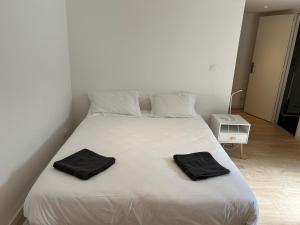 En eller flere senge i et værelse på Kery House Calme et proche du Centre + 7 billeder