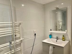 Et badeværelse på Kery House Calme et proche du Centre