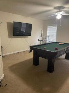 een woonkamer met een pooltafel en een tv bij Warren Seabrook in Covington