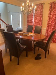 een eettafel met stoelen en een eetkamer bij Warren Seabrook in Covington