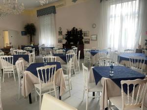 ห้องอาหารหรือที่รับประทานอาหารของ Viareggio rooms facing the sea