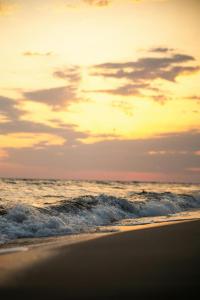 un tramonto sulla spiaggia con l'oceano di Viareggio rooms facing the sea a Viareggio Altre 2 foto