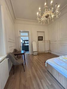 トビリシにあるTeas modern placeのベッドとシャンデリアのある寝室