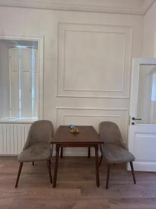 トビリシにあるTeas modern placeのテーブルと椅子2脚