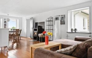 TV a/nebo společenská místnost v ubytování Three-Bedroom Apartment In Broager