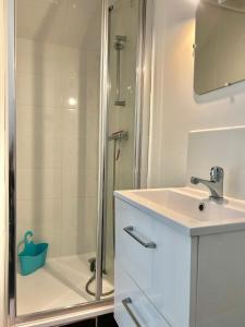 Et badeværelse på Kery House Calme et proche du Centre