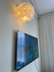 TV a/nebo společenská místnost v ubytování The smaller room comfortable for one 5 min to the beach