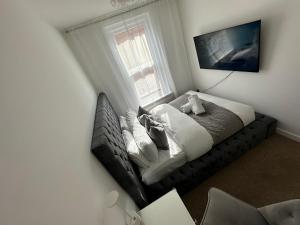 Postel nebo postele na pokoji v ubytování The smaller room comfortable for one 5 min to the beach