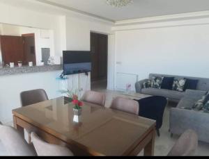 Una televisión o centro de entretenimiento en Appartement dans une belle résidence à Bizerte superbe vue