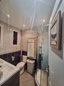 a bathroom with two toilets and a glass shower at Charmante maison à Rueil-Malmaison in Rueil-Malmaison