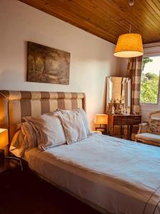 a bedroom with a bed and a lamp and a chair at Charmante maison à Rueil-Malmaison in Rueil-Malmaison
