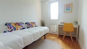 エル・アスティジェロにあるLas MARIPOSAS , 3 habitacionesのベッドルーム(白いベッド1台、黄色い椅子付)