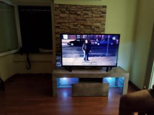 Televízia a/alebo spoločenská miestnosť v ubytovaní Heli budget condo