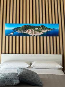 un letto con vista su un'isola dipinta di Fabiria Guesthouse - B&B a Pagani