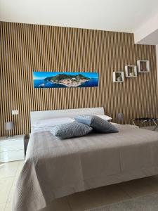 una camera da letto con un letto e un quadro sul muro di Fabiria Guesthouse - B&B a Pagani