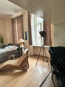 Posezení v ubytování Nr 2 Gemütliche Suite mit King-Size Bett und Essbereich im Zentrum im Neubarockstyle