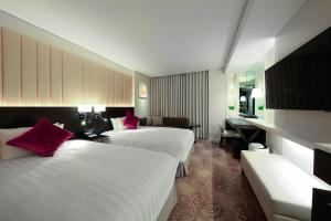a hotel room with a bed and a desk at Solaria Nishitetsu Hotel Seoul Myeongdong in Seoul