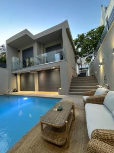 una villa con piscina e una casa di ILION Villa ad Atene