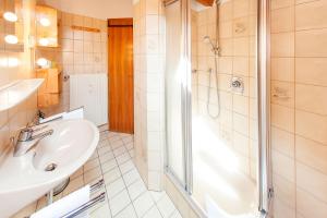 a bathroom with a sink and a shower at Ferienwohnung Mahlert im Haus Sonnenschein in Reit im Winkl