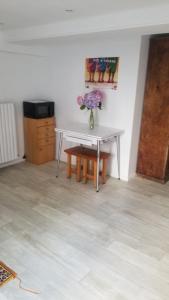 a room with a table and a vase of flowers at STUDIO indépendant, proche hôpitaux Est in Lyon