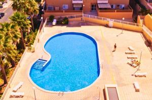 an overhead view of a large swimming pool at Ocean Sky in Candelaria