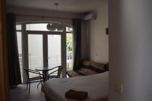 Ένα ή περισσότερα κρεβάτια σε δωμάτιο στο Ocean Drive Studio - Opposite the Beach