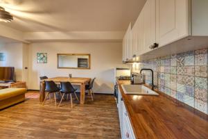 Kuchyňa alebo kuchynka v ubytovaní Mahalo Apartment + 7 fotografií