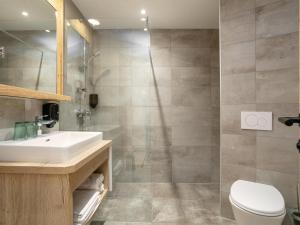 ein Badezimmer mit Waschbecken, Toilette und Dusche in der Unterkunft Apart33 Top 1-26 in Haus im Ennstal + 36 Fotos