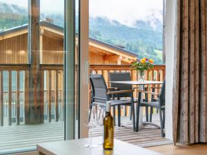 eine Terrasse mit Tisch und Stühlen auf einem Balkon in der Unterkunft Apart33 Top 1-26 in Haus im Ennstal