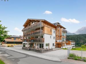 ein Apartmenthaus mit einem Holzdach in der Unterkunft Apart33 Top 1-26 in Haus im Ennstal