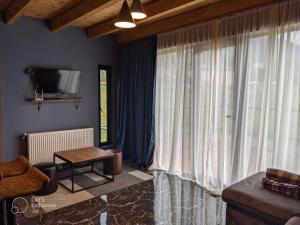Televisyen dan/atau pusat hiburan di Kazbegi Cottage Memo