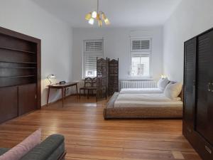 Un pat sau paturi într-o cameră la Fliedergarten Oderberg - charmante, große Ferienwohnung