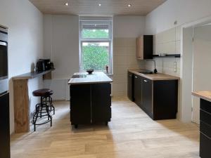 O bucătărie sau chicinetă la Fliedergarten Oderberg - charmante, große Ferienwohnung