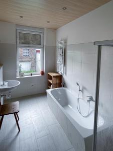 O baie la Fliedergarten Oderberg - charmante, große Ferienwohnung