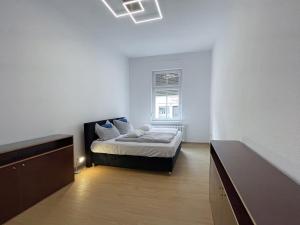 Un pat sau paturi într-o cameră la Fliedergarten Oderberg - charmante, große Ferienwohnung