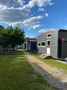 an exterior view of a trailer and a yard at Tiny House Eberswalde Nähe Zentrum in Eberswalde