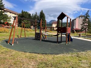 Herní místnost nebo prostor pro děti v ubytování Cozy Apartment by the Forest
